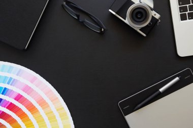 Grafik tasarımcı ve Danışma