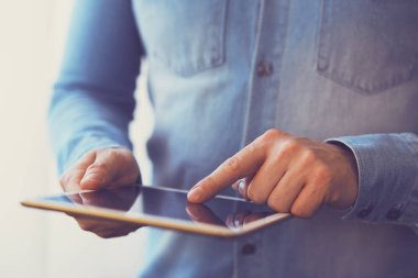 Dijital tablet tutan adam