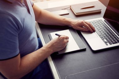 Grafik tablet ile çalışan adam Üstten Görünüm