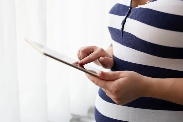 Έγκυος γυναίκα με υπολογιστή δισκίο — Φωτογραφία Αρχείου