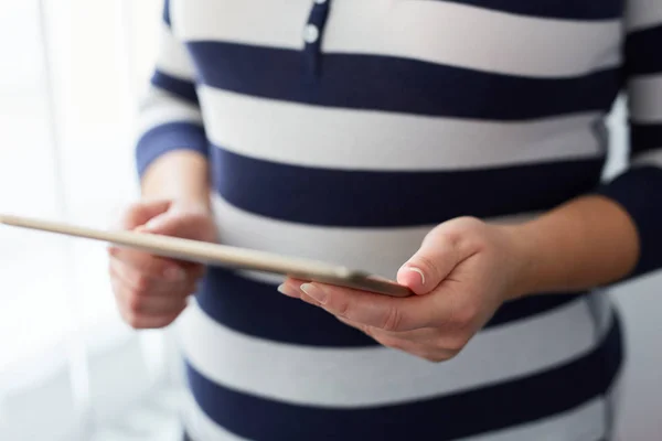 Gros plan de la femme enceinte avec ordinateur tablette — Photo