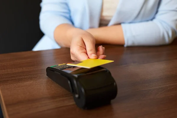 Donna che utilizza il terminale di pagamento pagando con carta di credito — Foto Stock
