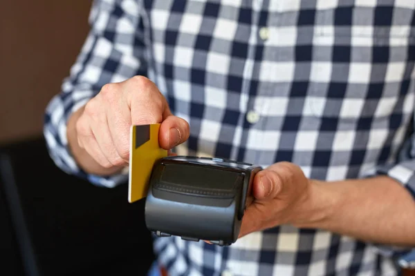 Człowiek za pomocą płatności końcowych płatności kartą kredytową — Zdjęcie stockowe