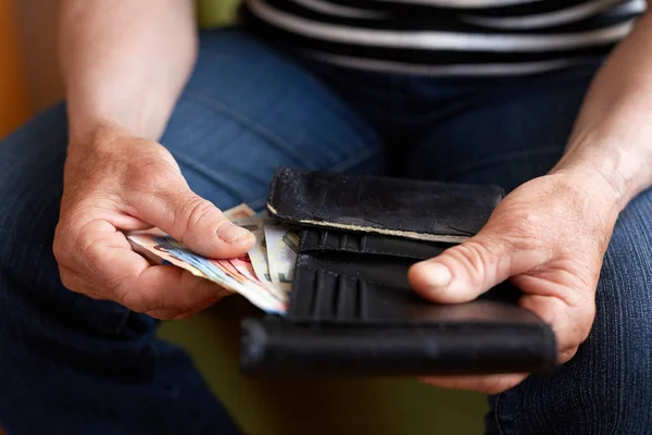 Primo piano mani di una donna anziana in possesso di denaro con portafoglio — Foto Stock