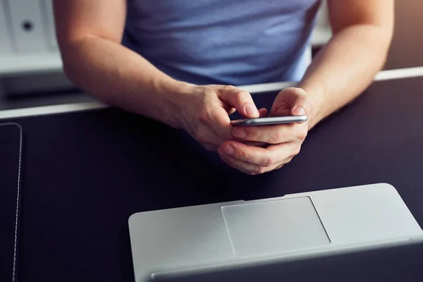 Homme avec smartphone dans le bureau — Photo