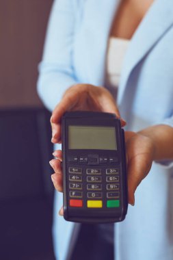 Bir ödeme terminal tutan kadın