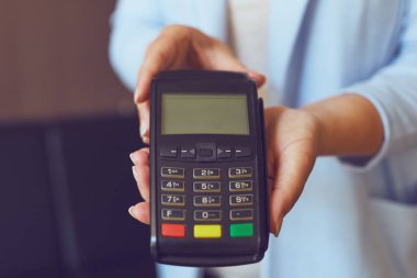 Bir ödeme terminal tutan eller