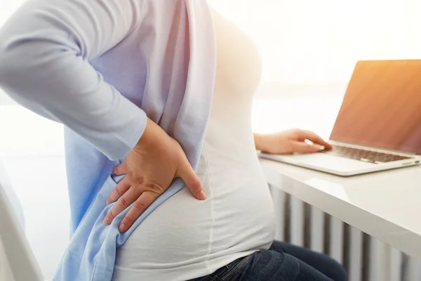 Zwangere vrouw met pijn in de onderrug — Stockfoto