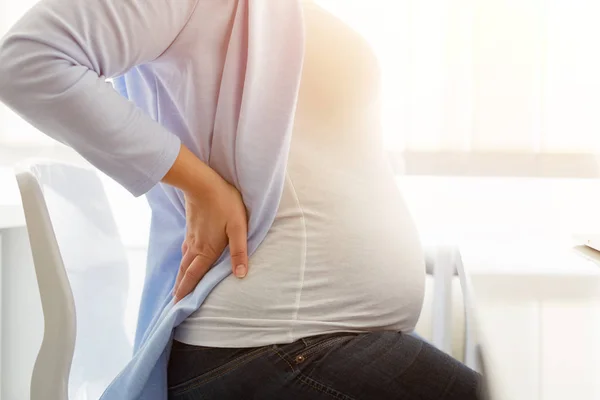 Zwangere vrouw heeft rugpijn — Stockfoto