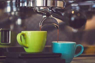 Kahve makinesi dökerek kahve