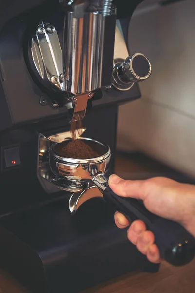 Kaffeemühle mahlt frische Kaffeebohnen — Stockfoto