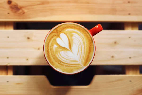 Coupe de cappuccino avec signe cardiaque — Photo