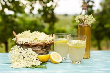İki bardak elderflower limonata ve şişe