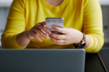 kadının cep telefonu ve laptop