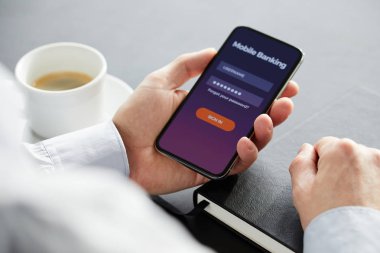 Erkek ellerini kullanarak mobil bankacılık
