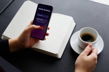 Mobil bankacılık smartphone kullanarak eller