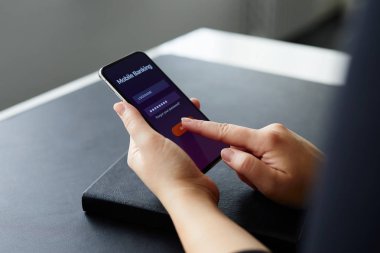 Bankacılık ile onların hareket eden telefon ofis için kadın bulguları