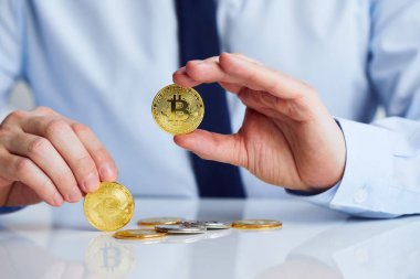 Adam Bitcoin paralar ile