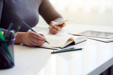 Kadın onun günlüğü içinde grafik tasarım çizim