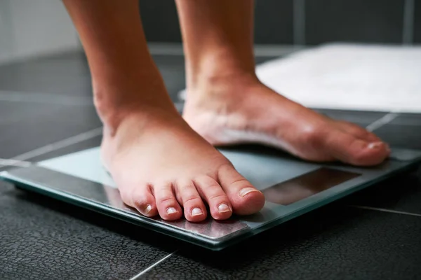 Female bare feet on the digital scale — Stock Photo, Image