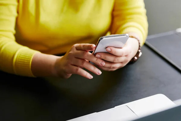 Mains féminines avec téléphone portable — Photo