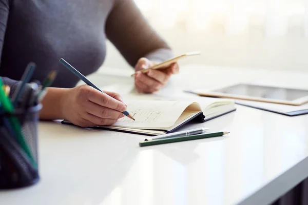 Vrouw schetsen van grafisch ontwerp in zijn dagboek — Stockfoto