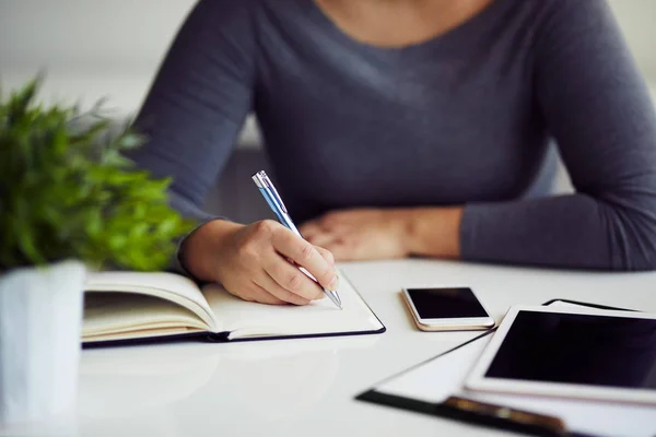 Vrouw schrijft haar dagboek — Stockfoto