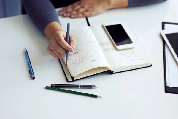 Vrouw schetsen van grafisch ontwerp in zijn dagboek — Stockfoto