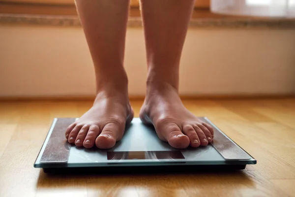 体重計で女性の裸の足 ストック画像