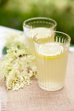 Gözlük elderflower limonata kapatın