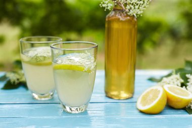 İki bardak elderflower limonata ve şişe