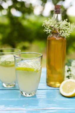 Elderflower limonata ve ev yapımı şurubu şişe