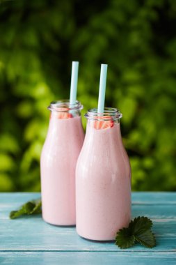 iki bardak çilek smoothie
