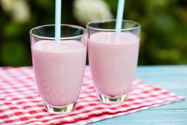 Çilekli milkshake ahşap zemin üzerinde