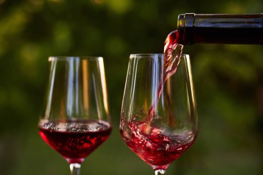 Kırmızı şarap gözlük içine dökme