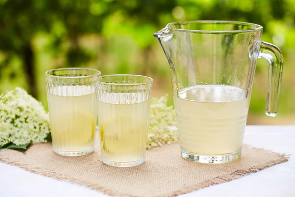İki bardak elderflower limonata