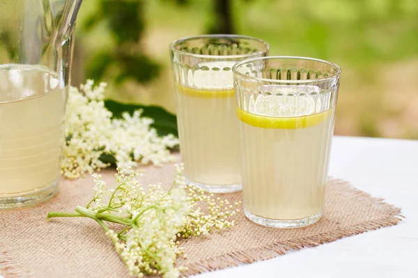 İki bardak elderflower limonata