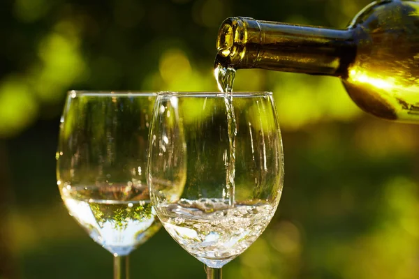 Twee glazen witte wijn. — Stockfoto