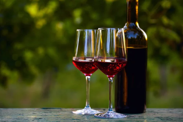 Два бокала красного вина и бутылка — стоковое фото