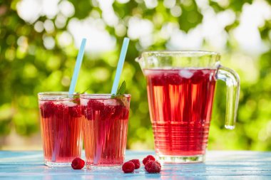 Ahududu ile kırmızı limonata