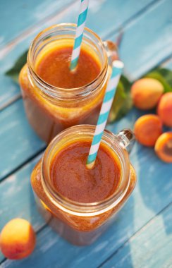 İki bardak taze kayısı güler yüzlü