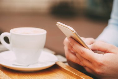 Kadın cep telefonu kullanıyor.