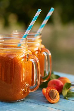 İki bardak taze kayısı güler yüzlü