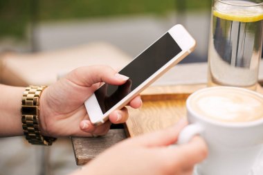 Kadın cep telefonu kullanıyor.