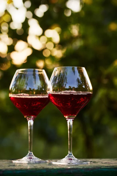 Due bicchieri di vino rosso in tavola — Foto Stock