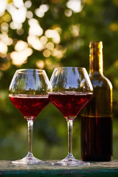 iki kadeh kırmızı şarap ve şişe