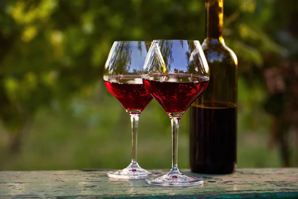 Δύο ποτήρια κόκκινο κρασί και το μπουκάλι — Φωτογραφία Αρχείου