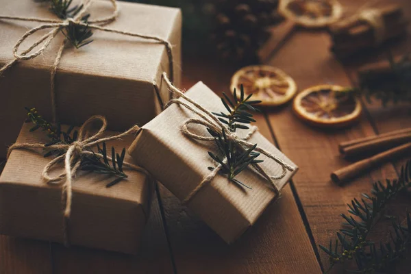 Tres Regalos Navidad Tablas Madera Con Decoración — Foto de Stock