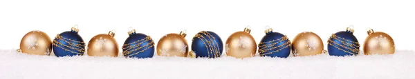Goldene Und Blaue Christbaumkugeln Einer Reihe Auf Schnee Weihnachtskugeln — Stockfoto