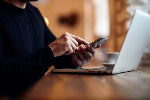 Man Met Zijn Mobiele Telefoon Boven Laptop Toetsenbord — Stockfoto